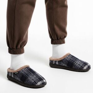 NWT isotoner Men's Advanced Memory Foam Plaid Comfort Slippers